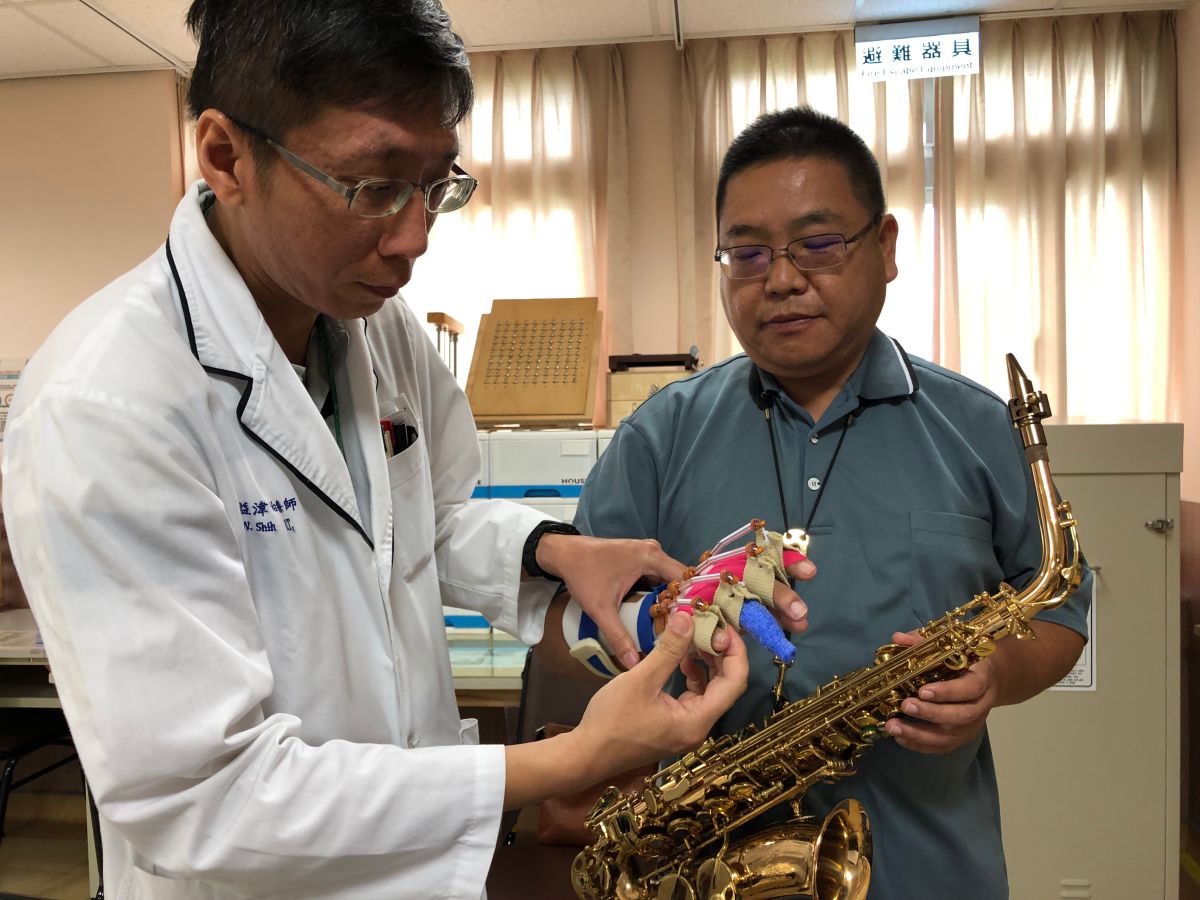 ▲男子因跌倒導致右手肱骨骨折伴隨橈神經受損。（圖／亞大醫院提供）