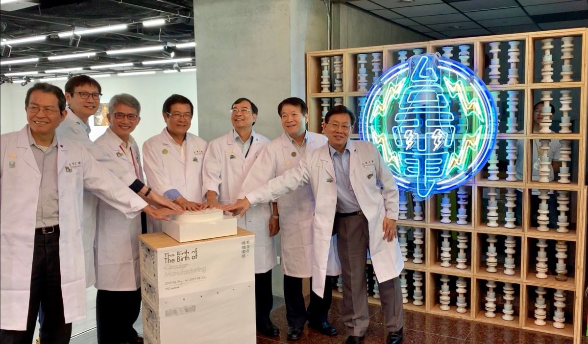 ▲台電文創特展現場有以廢棄線路絕緣設備礙子結合台電logo的超夯打卡復古霓虹燈。(圖／台電提供)