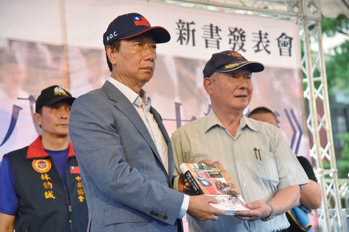 ▲反年改團體「八百壯士」新書《八百壯士紀實》發表會，鴻海董事長郭台銘到場支持。（圖／記者陳明安攝, 2019.6.20）