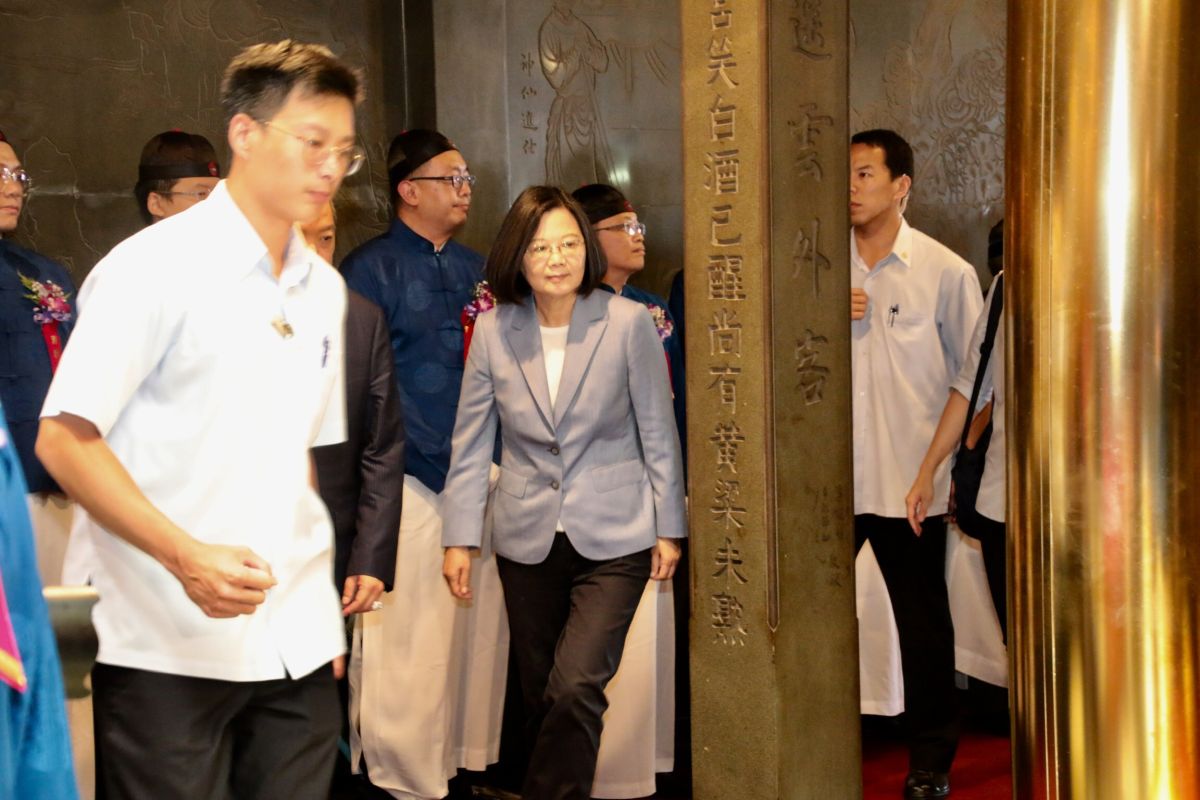 對於前行政院長賴清德是否歸隊，並列不分區立委邊緣輔選，總統蔡英文20受訪時表示，「賴前院長是黨很重要資產」要如何讓賴發揮最大功能，「還有時間不需要太急」（圖／記者林人芳攝，2019,06,20)