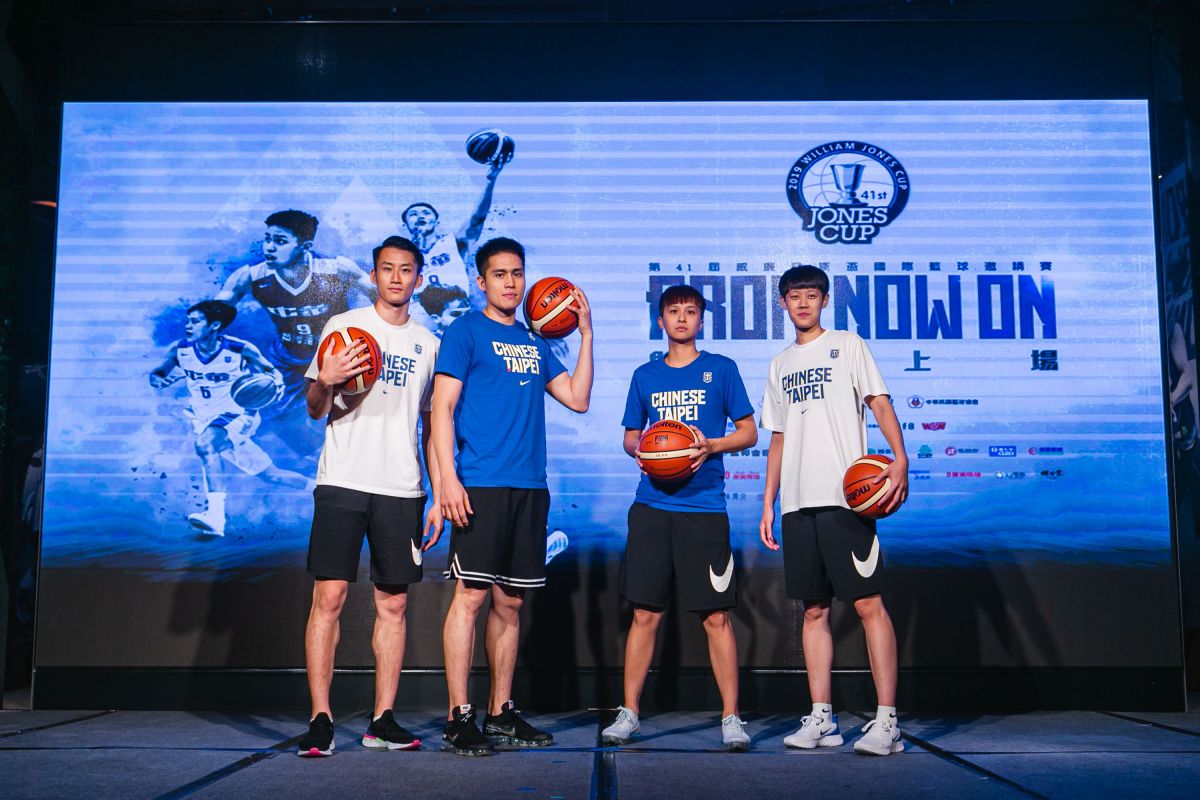 ▲第41屆瓊斯盃，四隊代表吳永盛(左起)、陳盈駿、潘姿吟、陳薇安。（圖／中華民國籃球協會提供）
