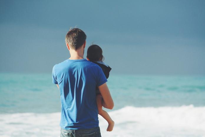 ▲「父親的愛，不是只有背影，正面也能感動人心」。（示意圖／翻攝自 pixabay ）