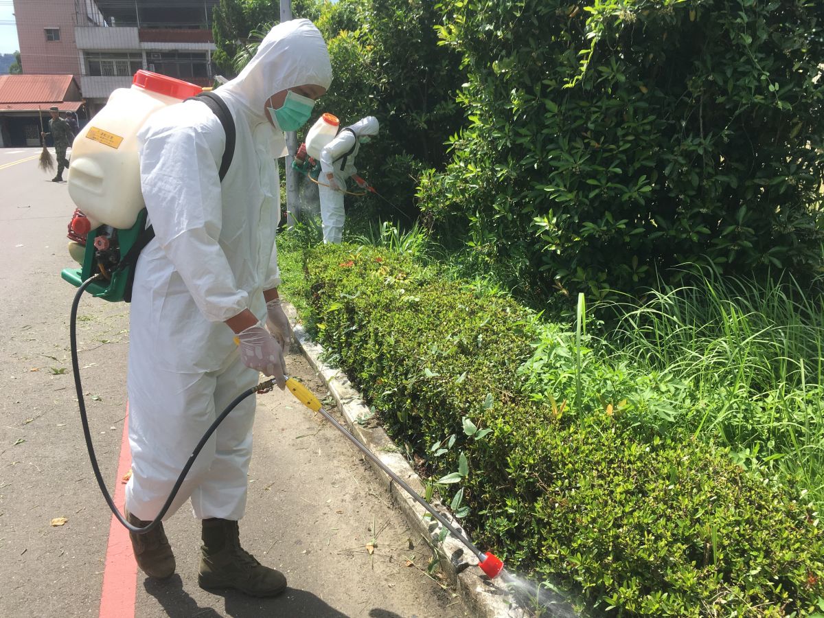 ▲國軍第四作戰區20日針對旗山營區周邊圓富里等防疫死角地區，實施打掃、環境整理等預防性工作，以杜絕孳生源及防杜2登革熱疫情蔓延。（圖／國防部提供, 2019.6.20）