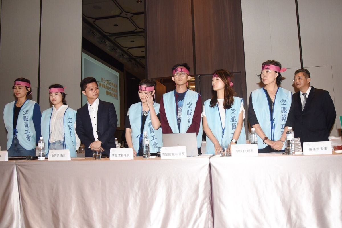 ▲長榮空服員今（ 20 ）日宣布下午 16 時起開始罷工行動，旅行社啟動緊急應變機制，呼籲尚未出發且未確認航班取消，團體或個人機票旅客，建議依照原訂日期和時間至機場集合，以維護自身權益。（圖／記者陳明安攝, 2019.06.20）