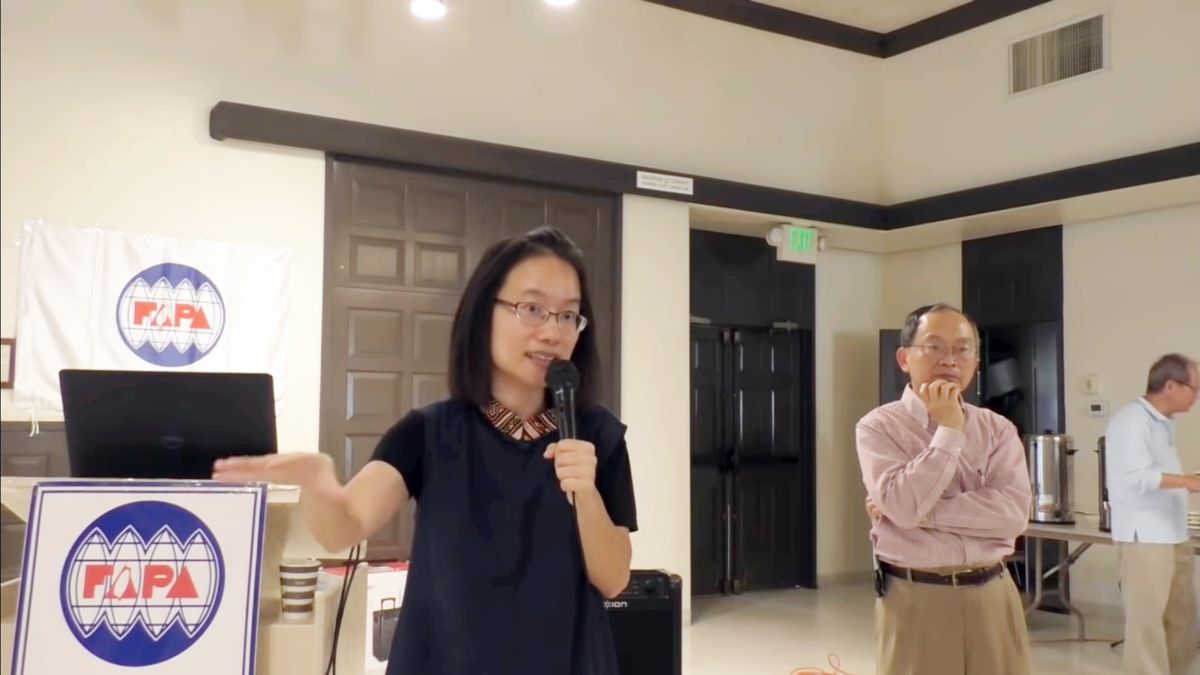 北農前總經理吳音寧在美國演講，爆料韓國瑜的「背景」。( 圖 / 翻攝吳音寧臉書 )