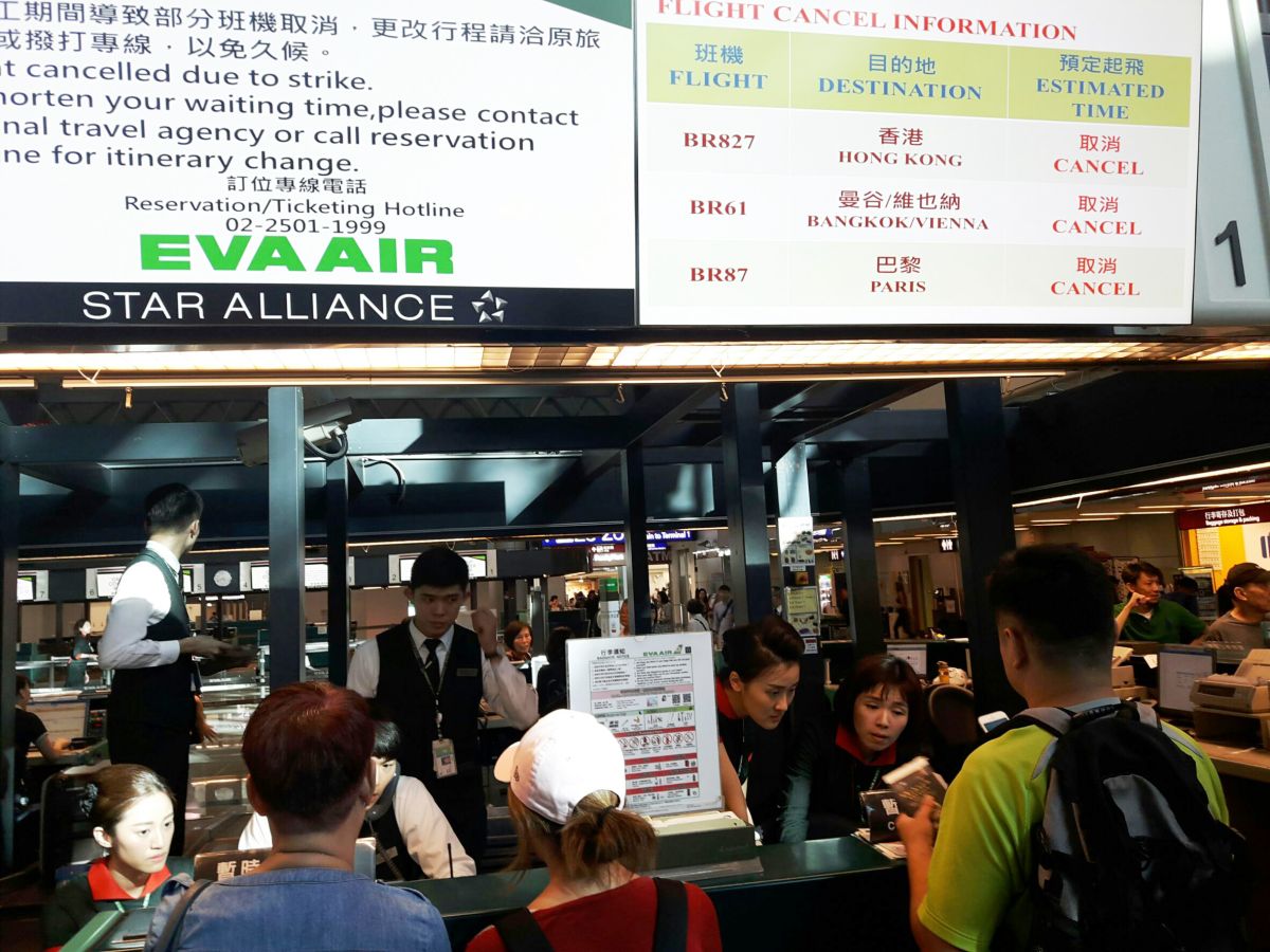 ▲桃園市空服員工會今天下午4時啟動罷工，桃園機場長榮櫃台也擠滿了退票與轉班的人潮。（圖／記者李春台攝, 2019.06.20）