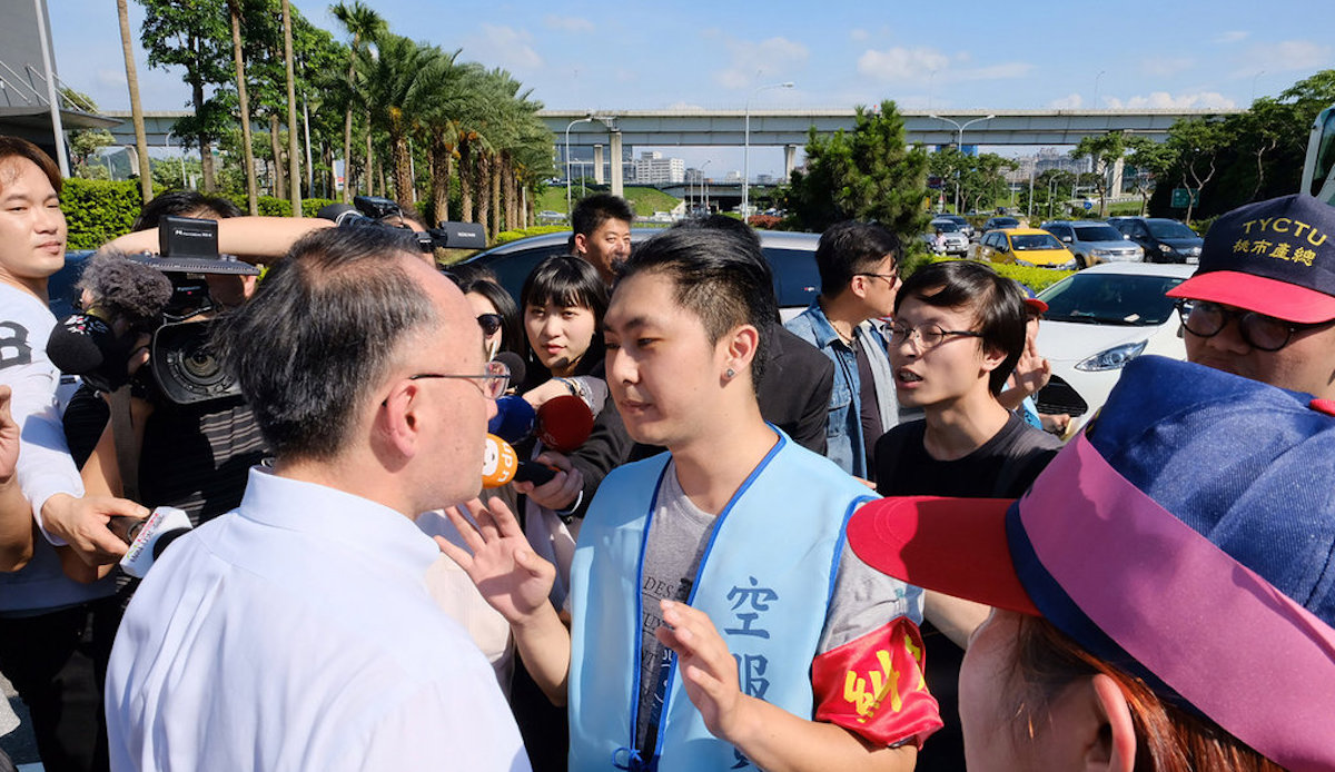 ▲長榮空服員 20 日下午 4 時起展開罷工，空服員職業工會表示，依相關規定，工會可在公司外圍集會，不需另外申請，但長榮航空刻意在南崁運航大樓外停放汽車阻礙工會合法行動，導致雙方一度發生衝突。中央社記者吳睿騏桃園攝　108 年 6 月 20 日