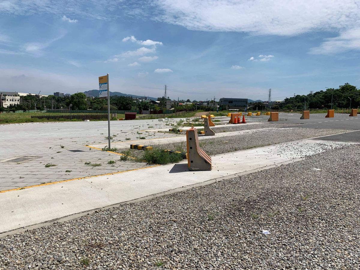 ▲后里東站前廣場欠缺規畫，立委洪慈庸憂成治安死角。(圖／洪慈庸辦公室提供)
