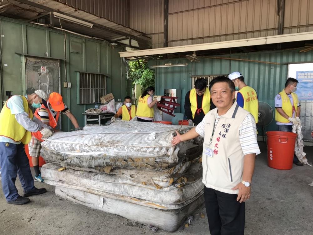 拆解該彈簧床，社會勞動與資源回收雙贏措施。〔圖／嘉市府提供2019.06.20〕