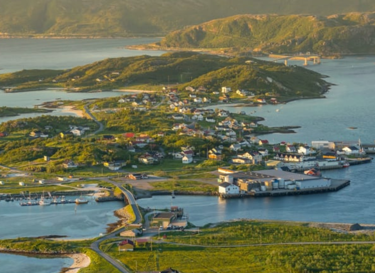 ▲挪威北部的夏島，居民向當局請願，希望能廢除時間。（圖／翻攝Visit Norway）