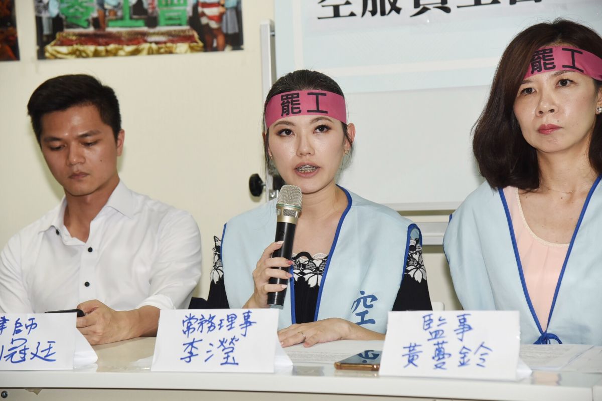 ▲桃園市空服員職業工會公布 1,467 字罷工宣言，以總統蔡英文曾說「若非忍無可忍，沒有人會走上罷工」，希望全民共同支持，追求一個讓台灣工人有尊嚴的時代。（圖／記者陳明安攝, 2019.06.20）