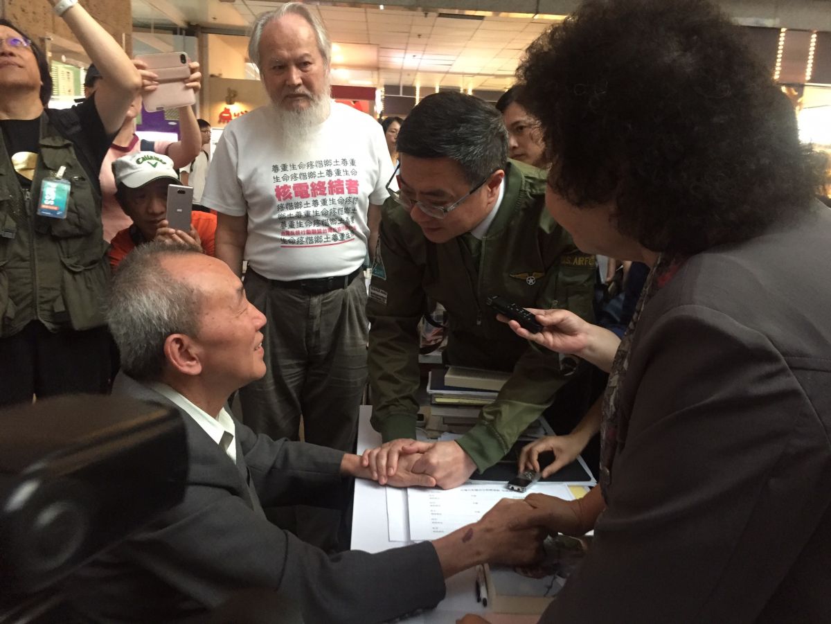 為了推動台灣共和國自決創國運動，前國策顧問黃華已在台北車站絕食第33天，總統府秘書長陳菊、民進黨主席卓榮泰20日一同前往北台北車站探視黃華。（圖／記者林人芳攝，2019,06,20)