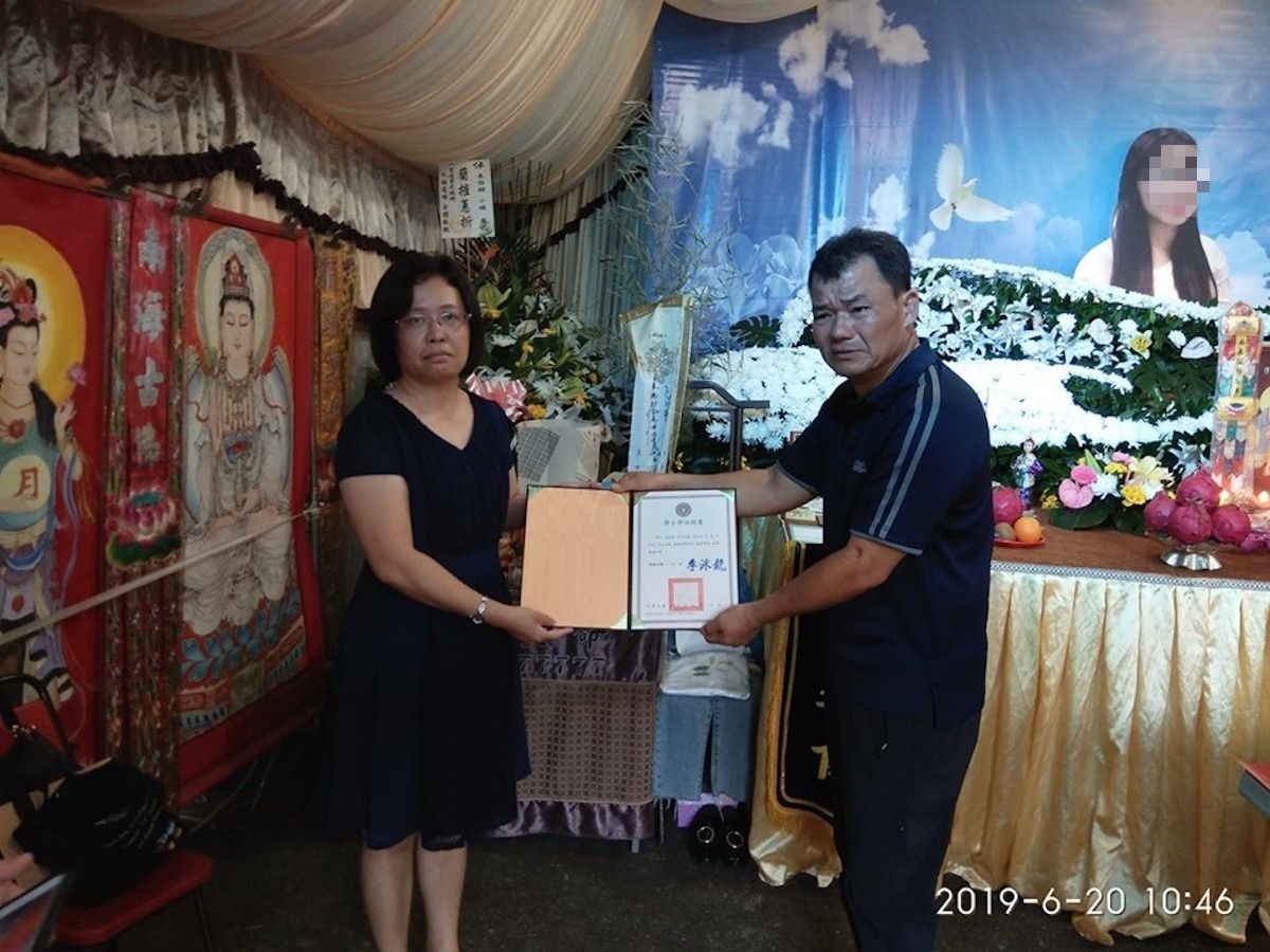 ▲面對愛女離世而悲痛不已的朱爸爸，今（20）日哽咽替愛女接下長榮護理系的畢業證書，並在臉書上 PO 文告別。（圖／翻攝自臉書粉絲頁「花壇人俱樂部」）