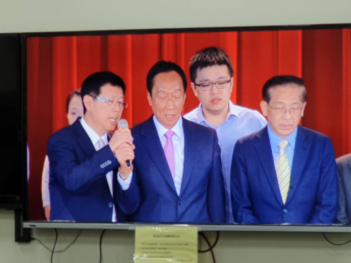 ▲郭台銘卸下鴻海董座之位，交棒給位在他右邊的劉揚偉。（圖／翻攝自鴻海）