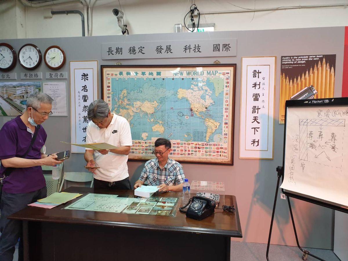 ▲鴻海股東會現場設有45周年回顧暨創新科技展，也有「郭董辦公室」讓股東們盡情拍照。（圖／記者許家禎攝，2019.6.21）