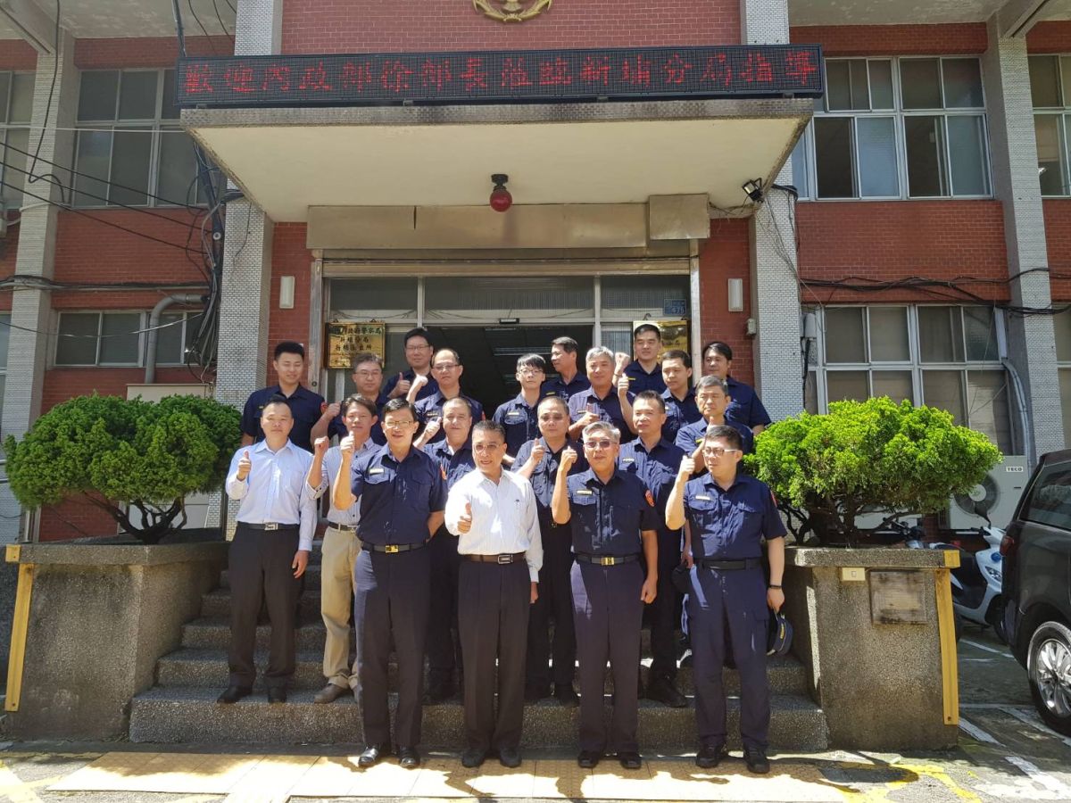 ▲內政部長徐國勇(前排左二)私訪新埔分局，慰勉基層查賄、制暴、維安，打造乾淨選舉。（圖／新埔分局提供）