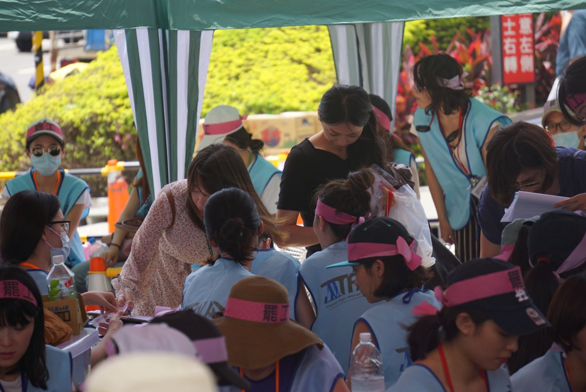 ▲桃園長榮航空罷工現場，收取收取護照、工作證、台胞證等「三寶」。（圖／記者呂炯昌攝, 2019.6.21）