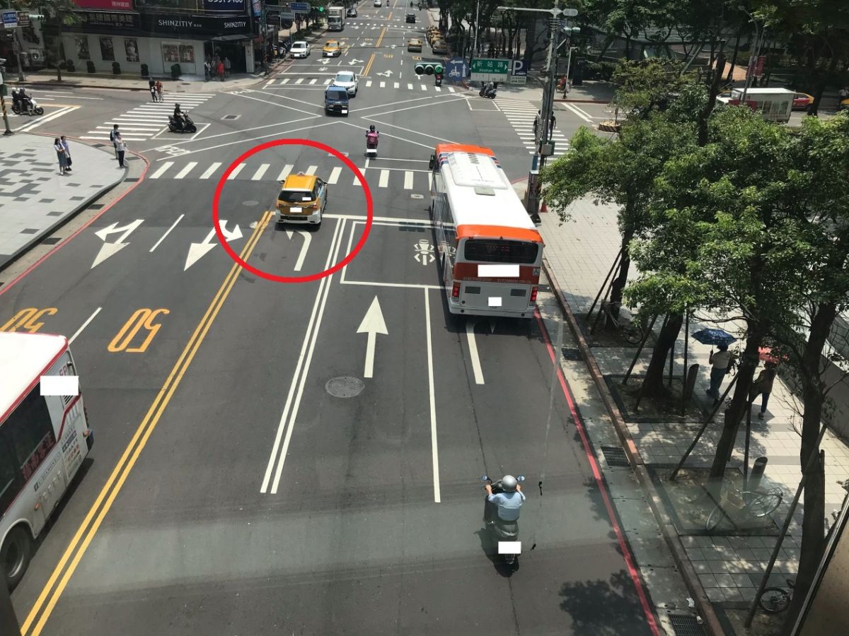 ▲車輛是不可以利用左(右)轉彎專用車道直行的，將會吃上600元罰單。（圖／新北市交通事件裁決處提供）