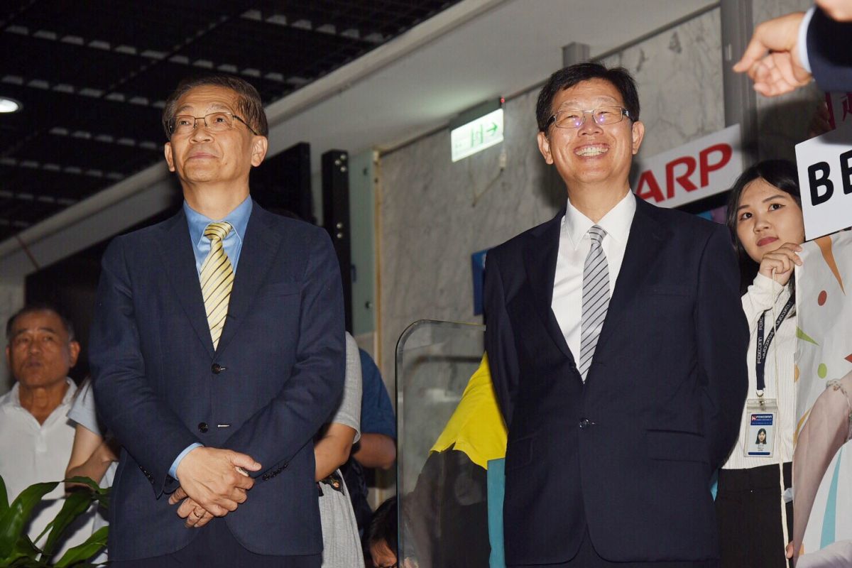 ▲圖右為鴻海新董座劉揚偉，圖左為鴻海新副董李傑。（圖／記者陳明安攝，2019.6.21）