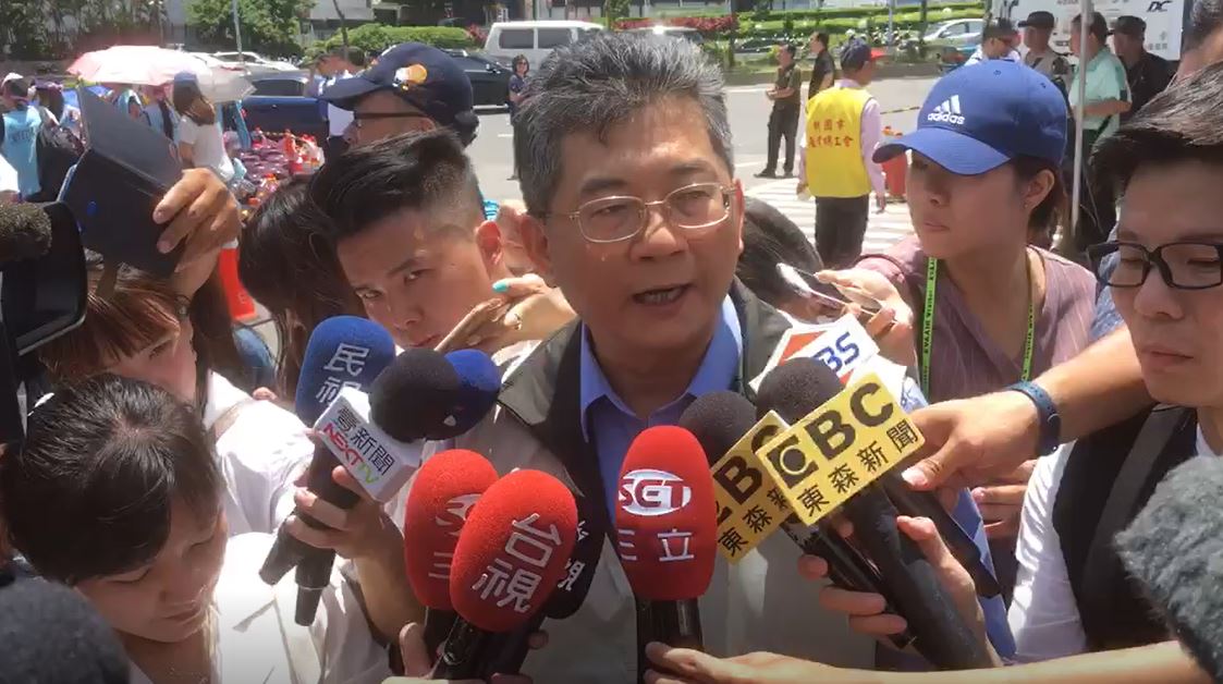 ▲勞動部次長劉士豪21日慰問長榮航空參與罷工空服員，強調希望勞資回到談判桌。（圖／李春台攝, 2019.06.21）