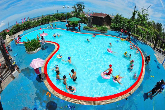▲大安濱海旅客服務中心游泳池即日起免費開放。 (圖／觀旅局提供2019.6.21)