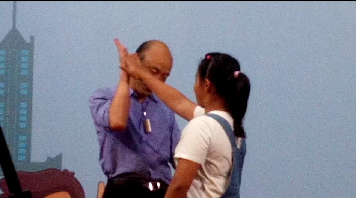 ▲高雄市永芳國小畢業生市長獎及模範生得主蔡馥琦與市長韓國瑜合影時說，若她通過FECB2考試，請韓國瑜為證書簽名，韓國瑜也與她擊掌約定，她覺得韓國瑜選總統很OK啊！(圖／記者郭凱杰攝，2019.06.21)