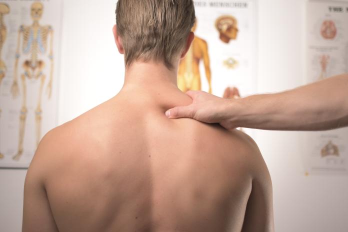 ▲長時間低頭會導致頸部疲勞，於是寰樞關節容易扭傷。（示意圖／取自 Unsplash ）