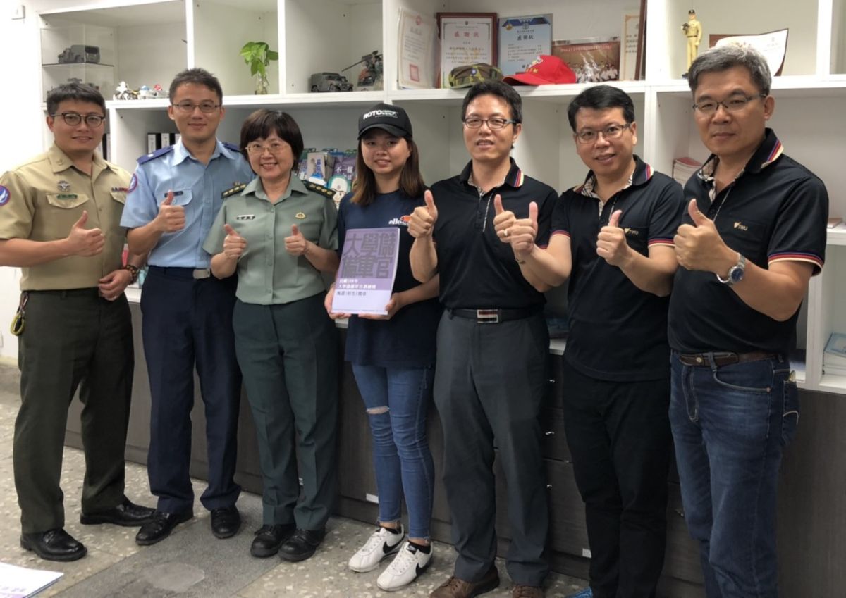 ▲李渝蕙〈中〉甄選名列全國女性學生前三名，學校指導教官及老師們與有榮焉。（圖／記者蘇榮泉攝，2019.06.21）