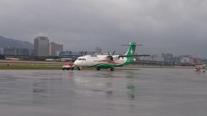 ▲立榮航空一架海巡署包機15日飛東沙島時被迫折返，圖為立榮同型ATR72客機。（圖/呂炯昌攝）