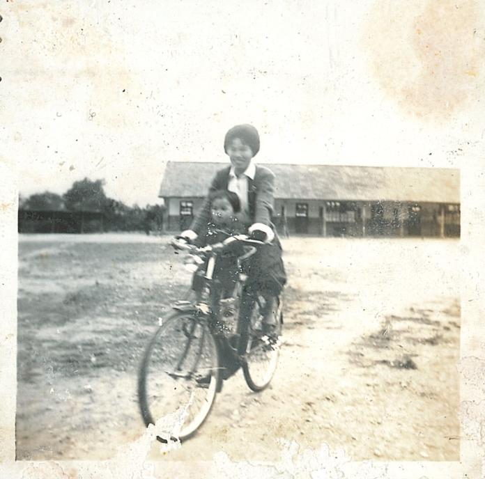 ▲阿嬤帶著自己的孩子騎單車的舊照片。（圖／翻攝自社團法人花蓮縣牛犁社區交流協會臉書）
