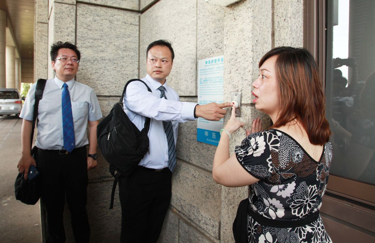 ▲長榮航空3位地勤員工今天下午自發性前往桃園地檢署按鈴，向桃空職工幹部提出「強制罪」以及「妨礙自由」訴訟。（圖／記者李春台攝, 2019.06.18）