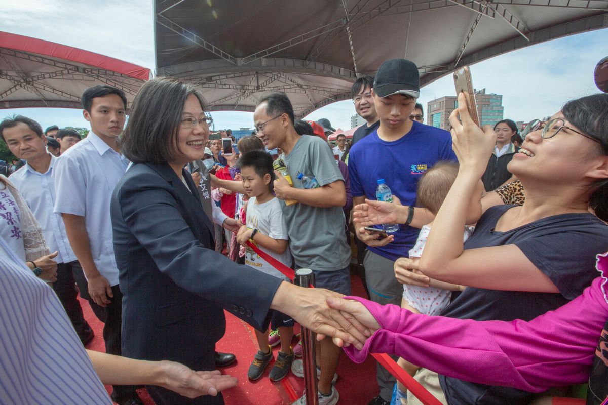 對於長榮空服員的罷工行動，總統蔡英文今天在桃園受訪時表示，「我們當然是很關切這次的罷工」，但也會請主管機關特別注意到勞工權益的保障。（圖／總統府提供）