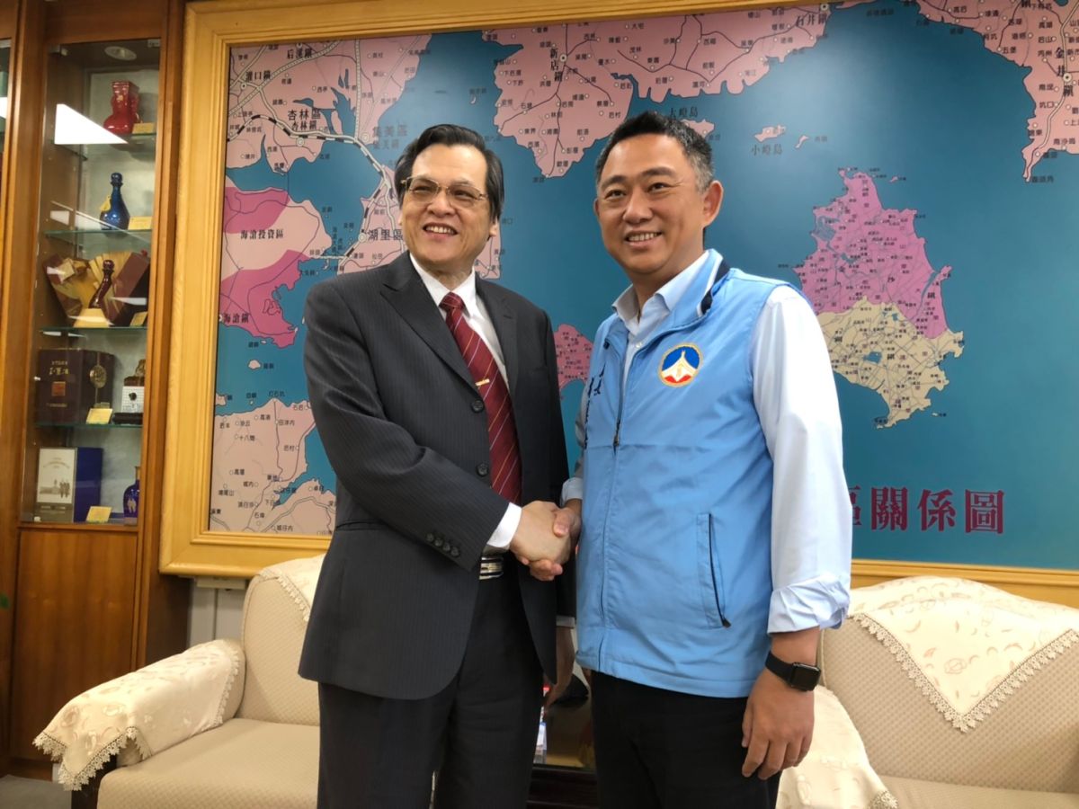 ▲陸委會主委陳明通（左）會金門縣長楊鎮浯，兩人相見歡。（圖／蔡若喬攝, 2019.06.21）