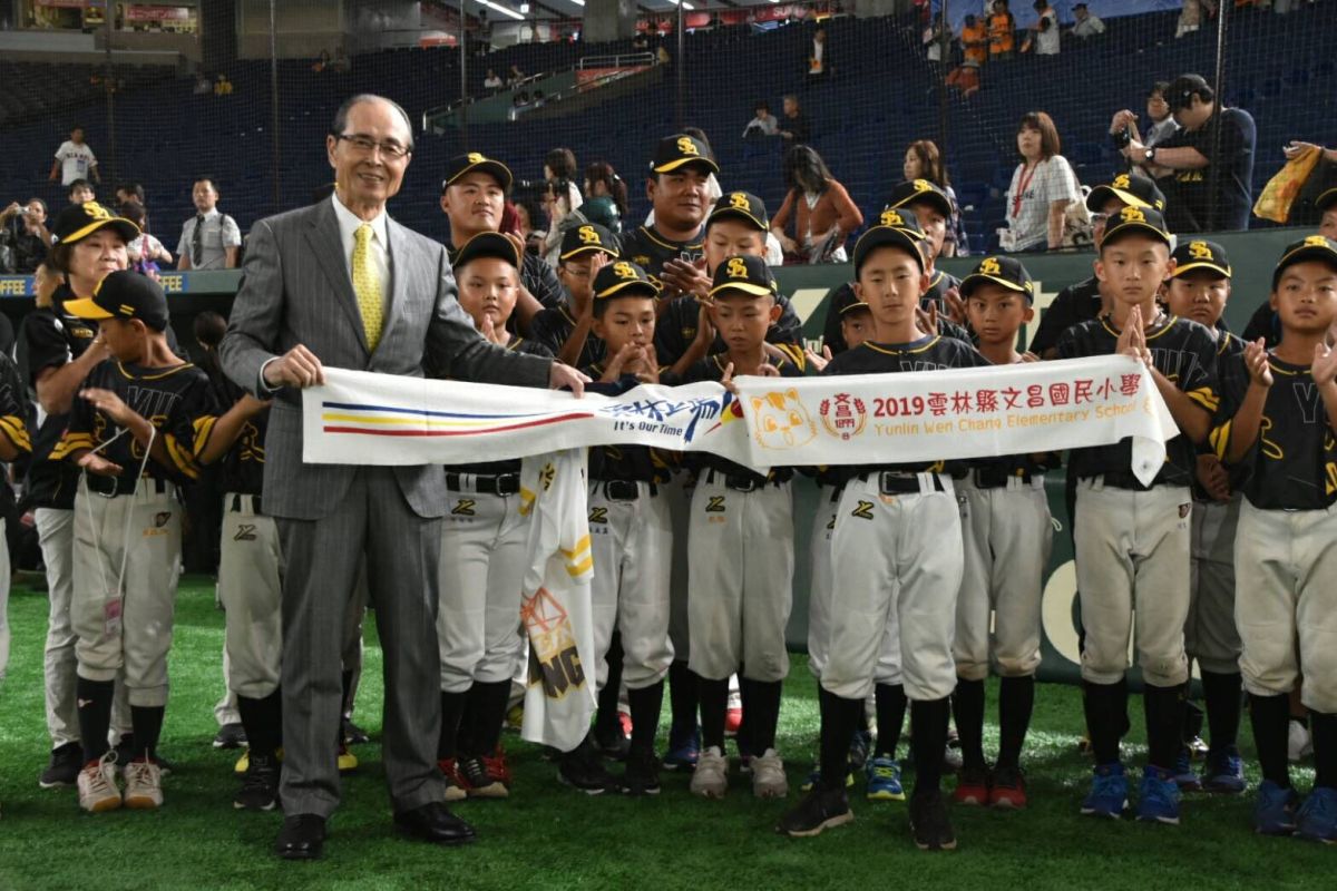 ▲西螺文昌國小棒球隊在日本東京與王貞治相見歡。（圖／文昌國小提供）