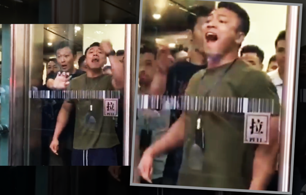 ▲不滿示威人士包圍警察總部，一部港警隔著玻璃門，對民眾飆罵髒話。（圖／截自《自由亞洲電台》畫面）