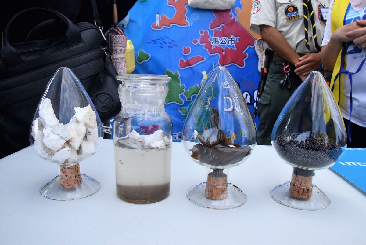 ▲光寶科技將回收的海廢保麗龍蛻變為再生塑料，並進一步用以製成電腦周邊產品的鍵盤、滑鼠等產品。（圖／記者張塵攝，2019.06.22）