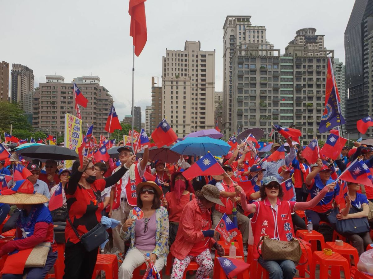 ▲高雄市長韓國瑜近日召韓粉到高雄衝觀光，但卻有商家「不想賺韓粉財」發起抵制，引起一名婦人跑進店內鬧場怒罵「去死」。（韓粉示意圖／柳榮俊攝)