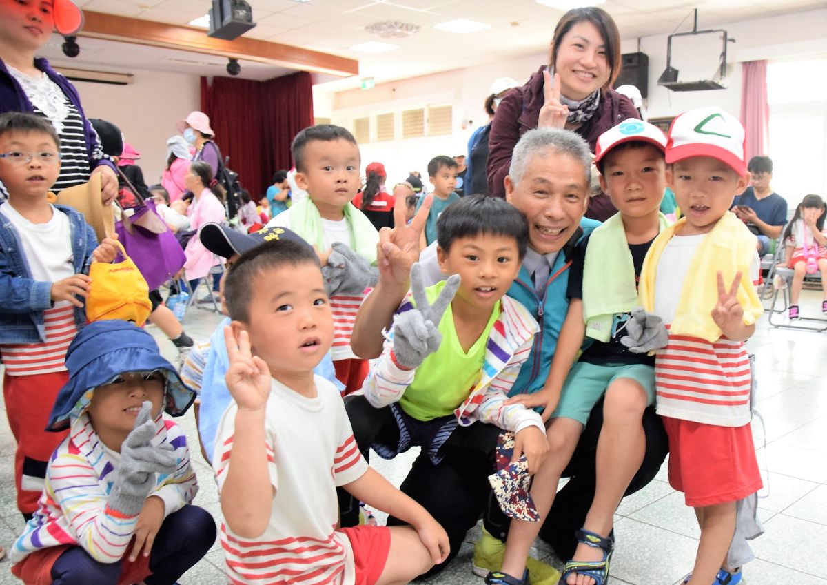 ▲澎湖五鄉一市公所及44個機關團體於後寮、山水、龍門、池東、望安布袋港及七美，不分老小同步淨灘。（圖／記者張塵攝，2019.06.22）