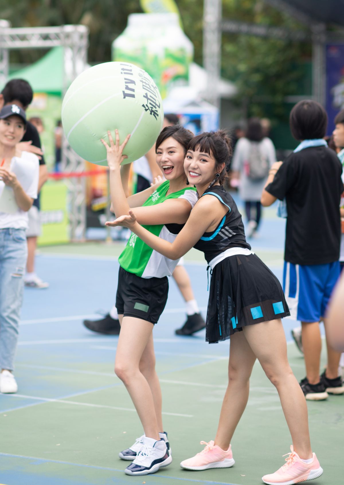 美女主播詹可旬與藝人何美（圖／Capture@ 蓋艾傳媒提供）