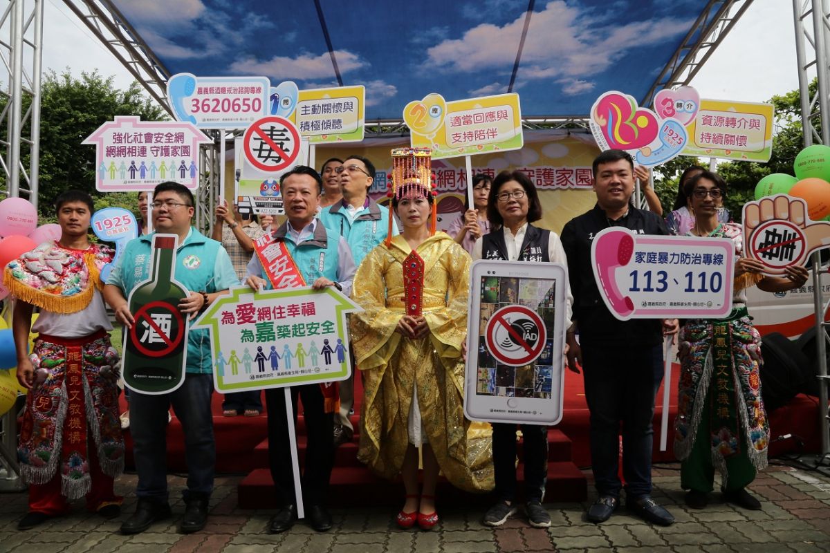 ▲嘉義縣長翁章梁等人，宣導社區複合式健康篩檢。（圖／嘉義縣政府提供）