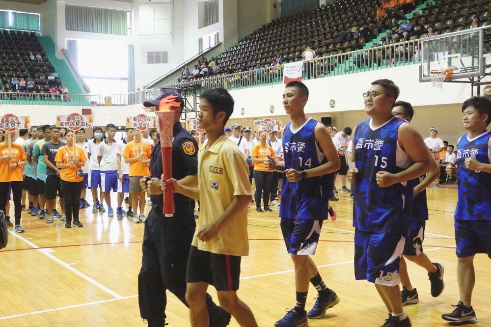 ▲特奧運動員傳遞聖火進場。（圖／嘉義市政府提供）