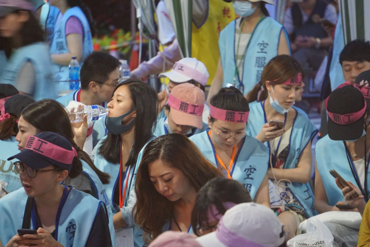 ▲當所有人被假資訊全面轟炸洗腦，就會讓讓大家批鬥她們，打倒「合法爭取她們自己福利」的她們。（圖／記者呂炯昌攝）