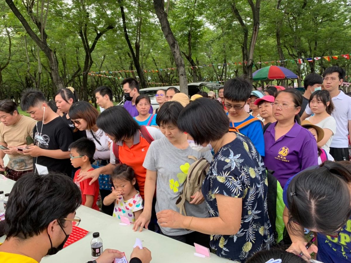 ▲民眾現場排隊領購物券。（圖／嘉義縣政府提供）