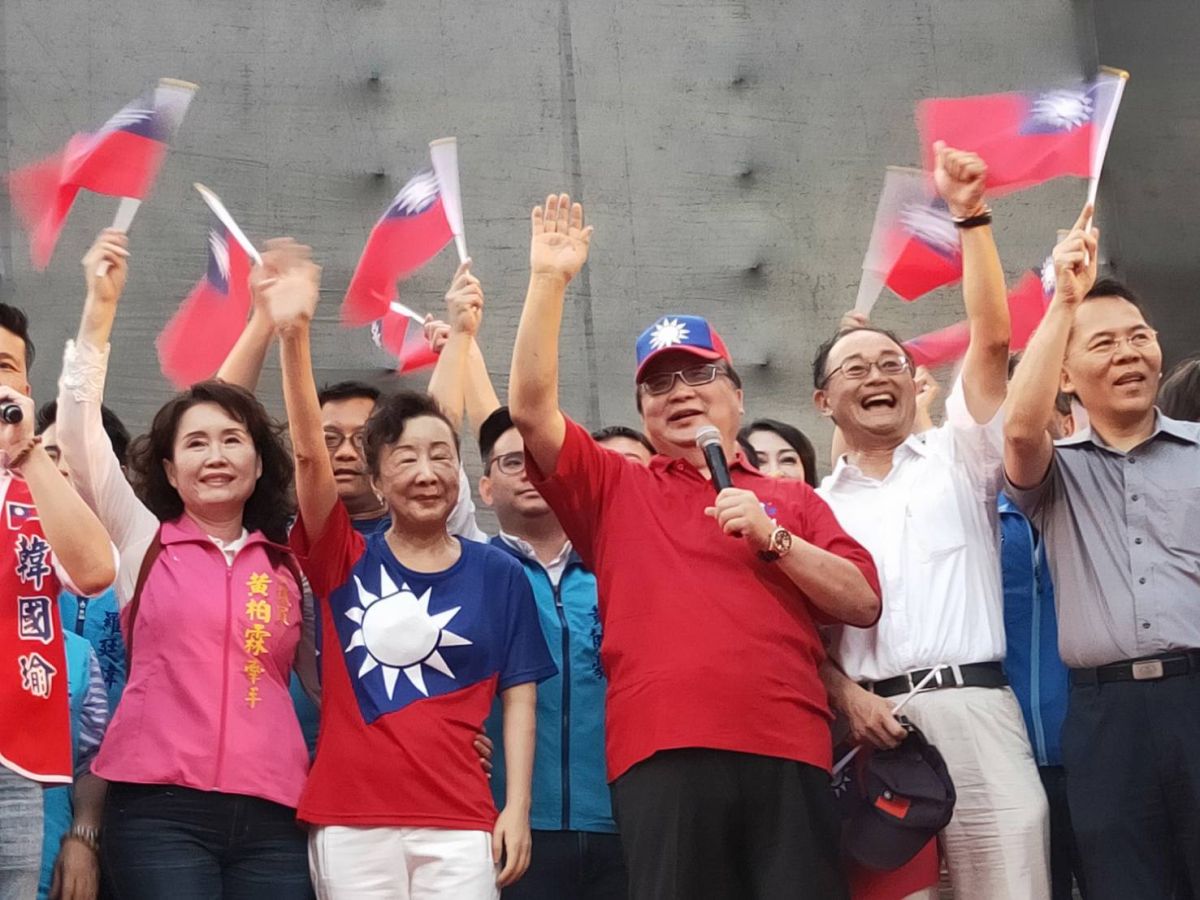 ▲台中市老市長胡志強偕夫人邵曉鈴現身，情義相挺。（圖／柳榮俊攝，2019.6.22)