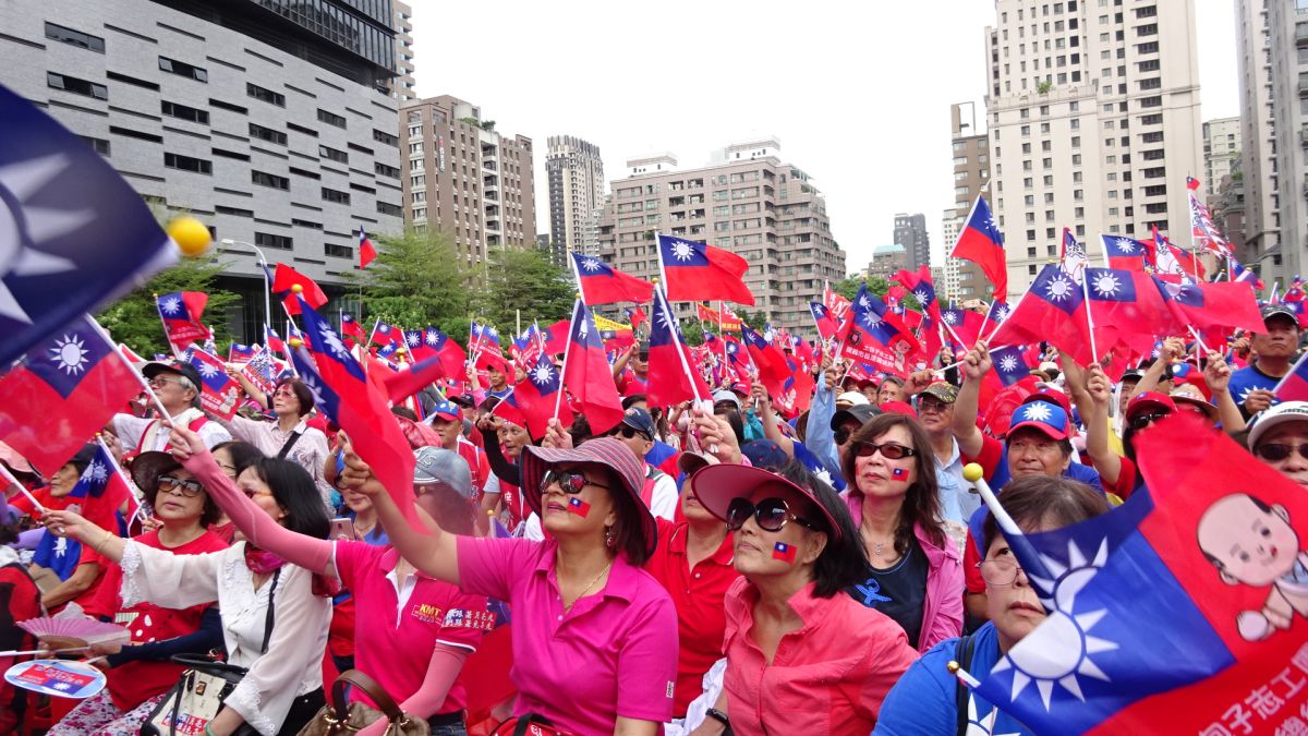 ▲韓粉流竄高雄大街小巷，碰到想罷免韓國瑜的市民，就以極具攻擊性的言詞怒罵，只差沒動手。（示意圖／柳榮俊攝)　