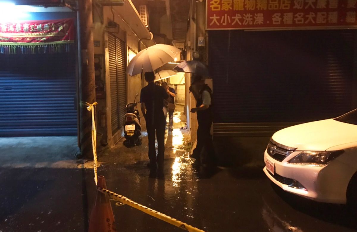 ▲平鎮今天凌晨發生持刀砍人致死案，陳姓男子搭計程車前往葉姓嫌犯住處討債，卻遭對方持武士刀砍殺四刀致死。（圖／平鎮分局提供）