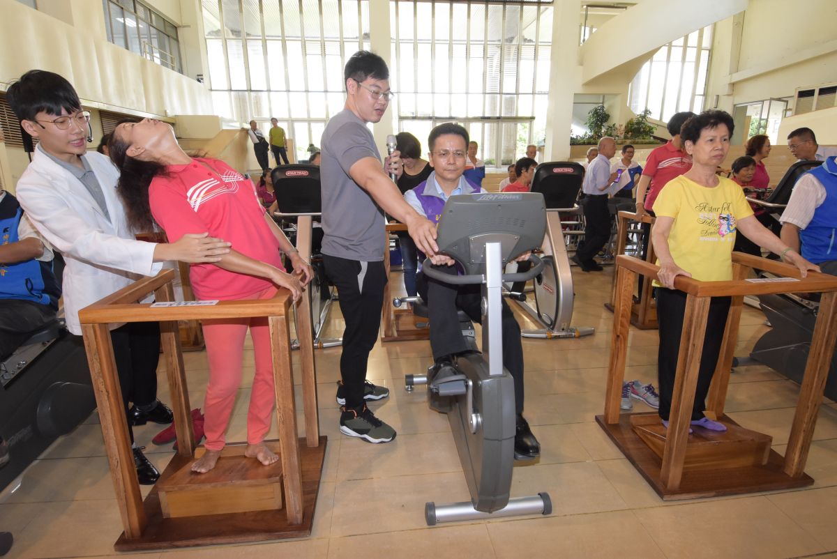 ▲彰化縣政府邀請專業健身教練及老師來指導受贈單位健身腳踏車和拉筋架的使用方法。（圖／記者陳雅芳攝，2019.06.23）