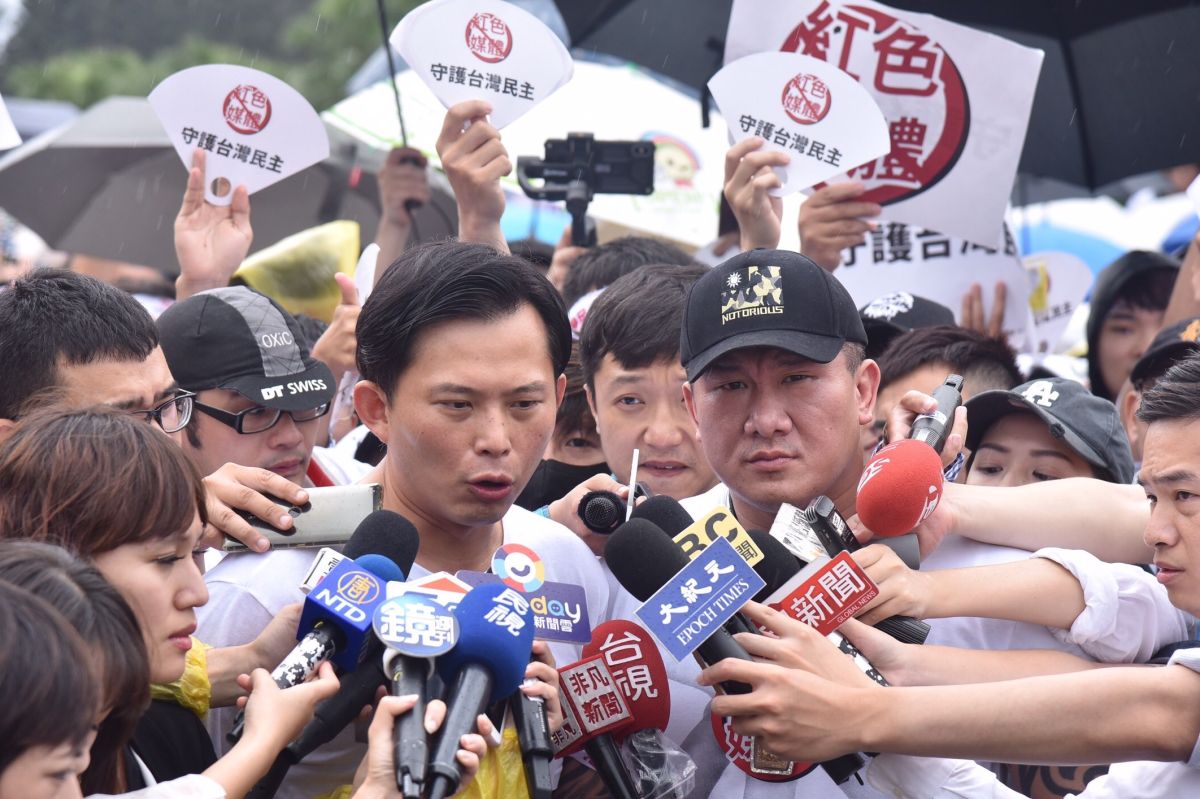 ▲時代力量立委黃國昌 23 日下午在凱道前舉辦「拒絕紅色媒體、守護台灣民主」遊行，邀請知名網紅「館長」陳之漢一同參與。（圖／記者林柏年攝, 2019.6.23）