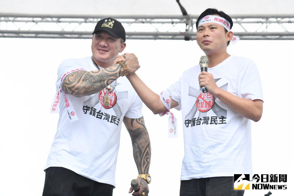 ▲時代力量立委黃國昌及網紅館長陳之漢23日在凱道發起「反紅媒遊行」，吸引大批民眾支持聲援。（圖／Nownews資料照片）