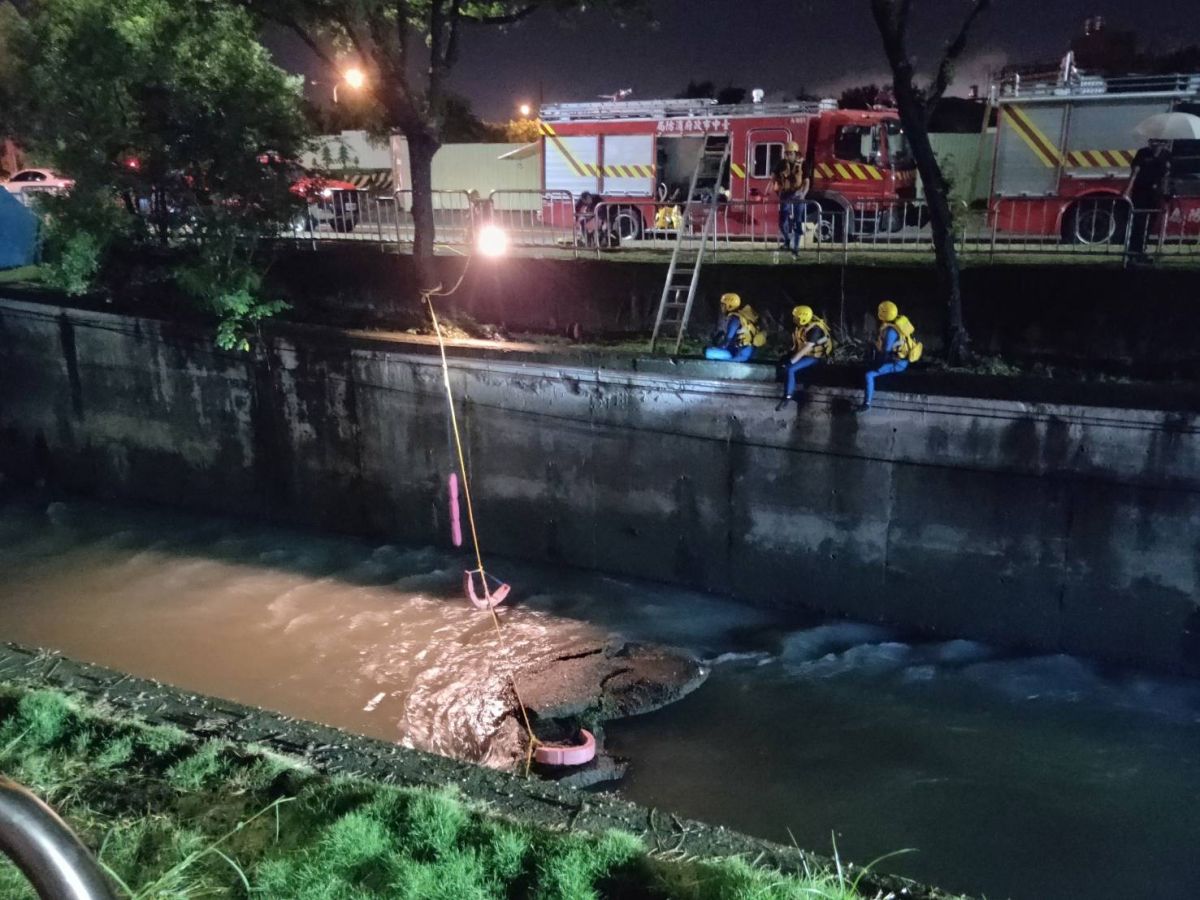 ▲台中向上路段一名白衣男子跳入南屯溪，警消獲報後正救援中。(圖/記者柳榮俊攝,108.06.23)